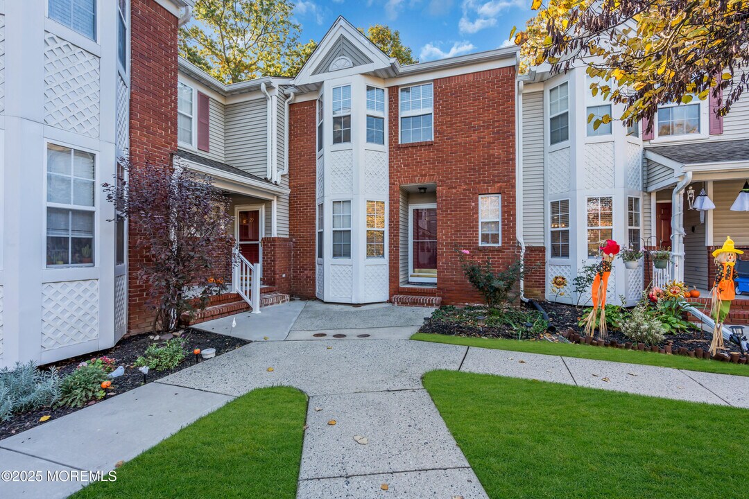 31 Lexington Ct in Holmdel, NJ - Building Photo