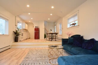 35 Cumberland St, Unit 3 in Brunswick, ME - Foto de edificio - Building Photo