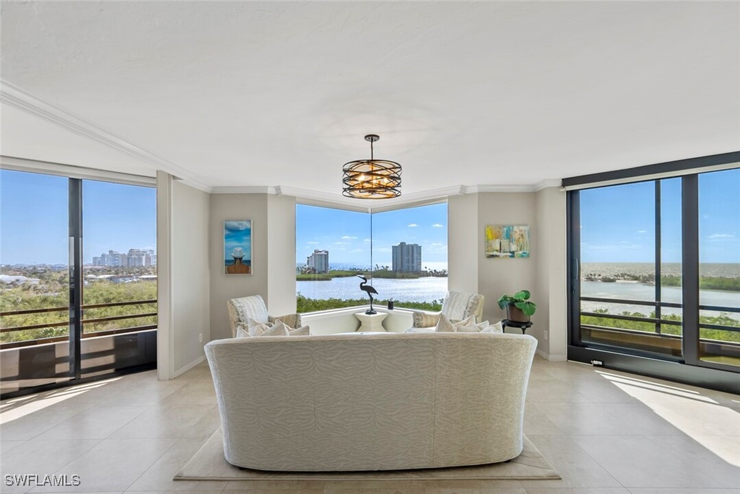 5555 Heron Point Dr in Naples, FL - Foto de edificio