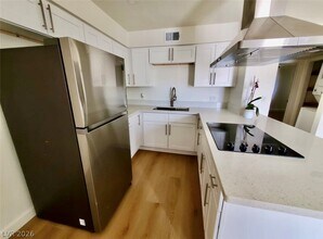 2121 Oceanus Ln in Las Vegas, NV - Building Photo - Building Photo