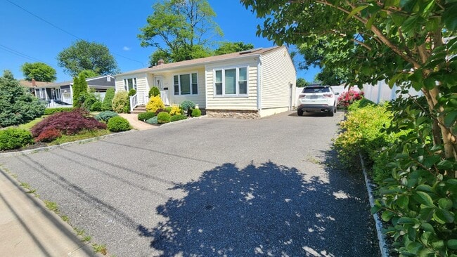 137 Alkier St in Brentwood, NY - Building Photo - Building Photo