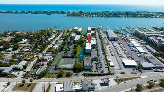 300 Waterway Dr S in Lantana, FL - Building Photo