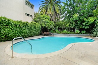 La Scala Apartments in Winnetka, CA - Foto de edificio - Building Photo