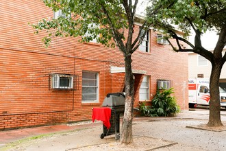 Lindencrest Apartments in Houston, TX - Foto de edificio - Building Photo