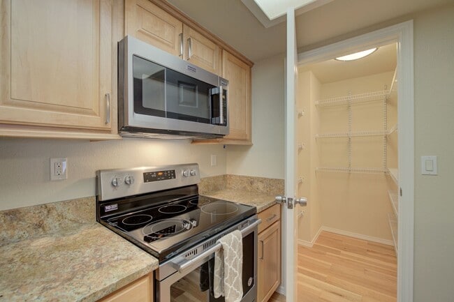 14779 NE 32nd St in Bellevue, WA - Foto de edificio - Building Photo