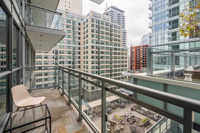 110 Eglinton Ave E in Toronto, ON - Building Photo - Building Photo