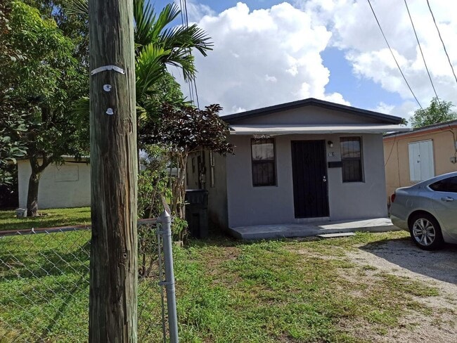 812 NW 4th Ave in Hallandale Beach, FL - Building Photo - Building Photo