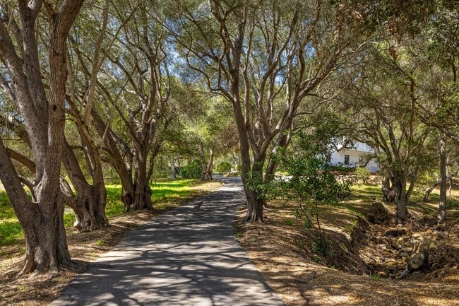 875 San Ysidro Rd in Montecito, CA - Building Photo - Building Photo