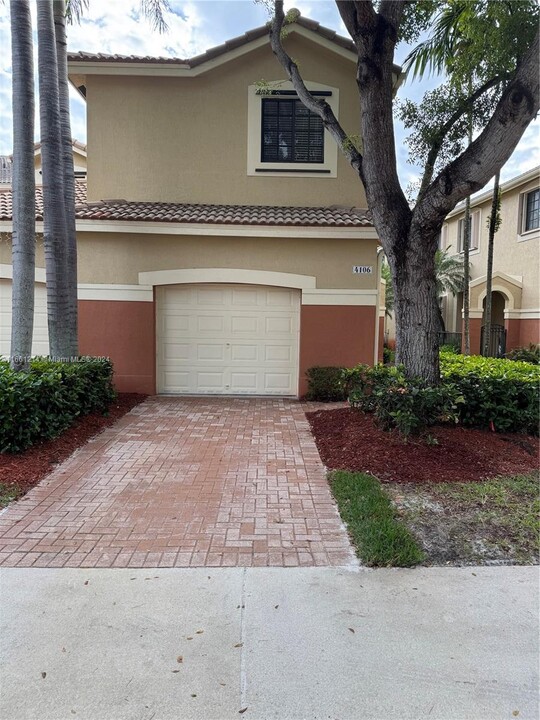 4106 Forest Dr in Weston, FL - Building Photo