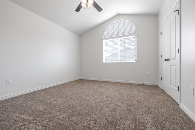 Clearfield Townhomes in Clearfield, UT - Building Photo - Building Photo
