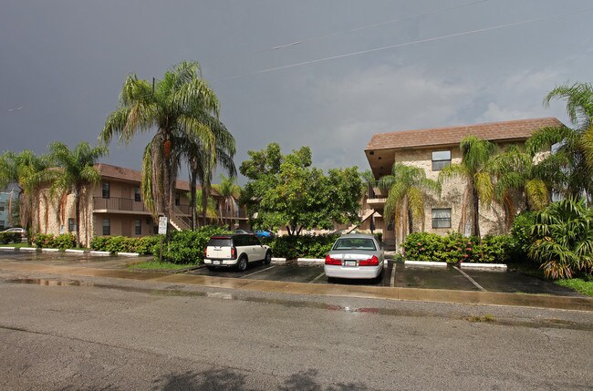 Rustic Manor Apartments in Fort Lauderdale, FL - Building Photo - Building Photo