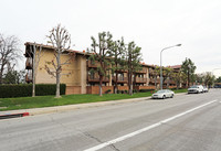 Donald Jordan Sr. Manor in Garden Grove, CA - Foto de edificio - Building Photo