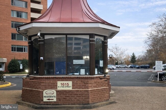 1121 Arlington Blvd, Unit 703 in Arlington, VA - Foto de edificio - Building Photo