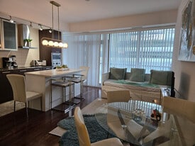 17 Charlotte St in Toronto, ON - Building Photo