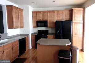 16606 Barge Cir in Woodbridge, VA - Building Photo