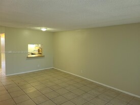 8411 Lagos de Campo Blvd, Unit 303U in Tamarac, FL - Foto de edificio - Building Photo