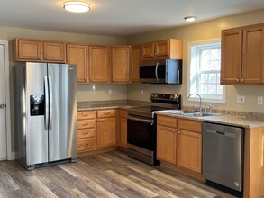1062 Salmon Falls Rd in Rochester, NH - Foto de edificio - Building Photo