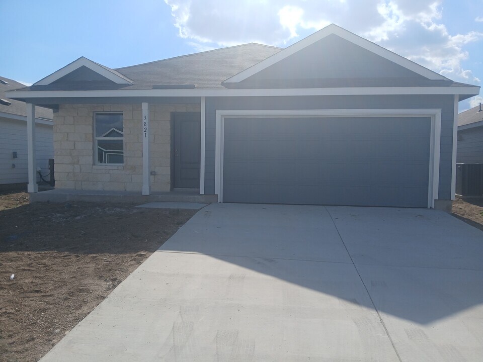 3821 High Tide in Seguin, TX - Foto de edificio