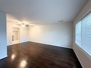 1220 Chevy Chase Dr in Angleton, TX - Building Photo - Building Photo