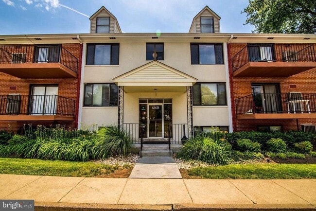 property at 125 Clubhouse Dr SW