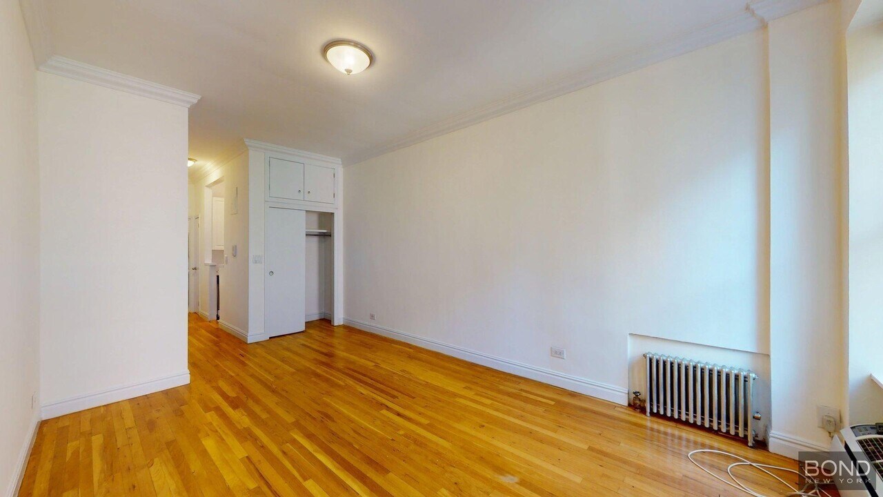 240 E 83rd St in New York, NY - Building Photo