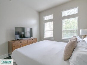 18101 Point Lookout Dr, Unit 379 in Houston, TX - Building Photo - Building Photo