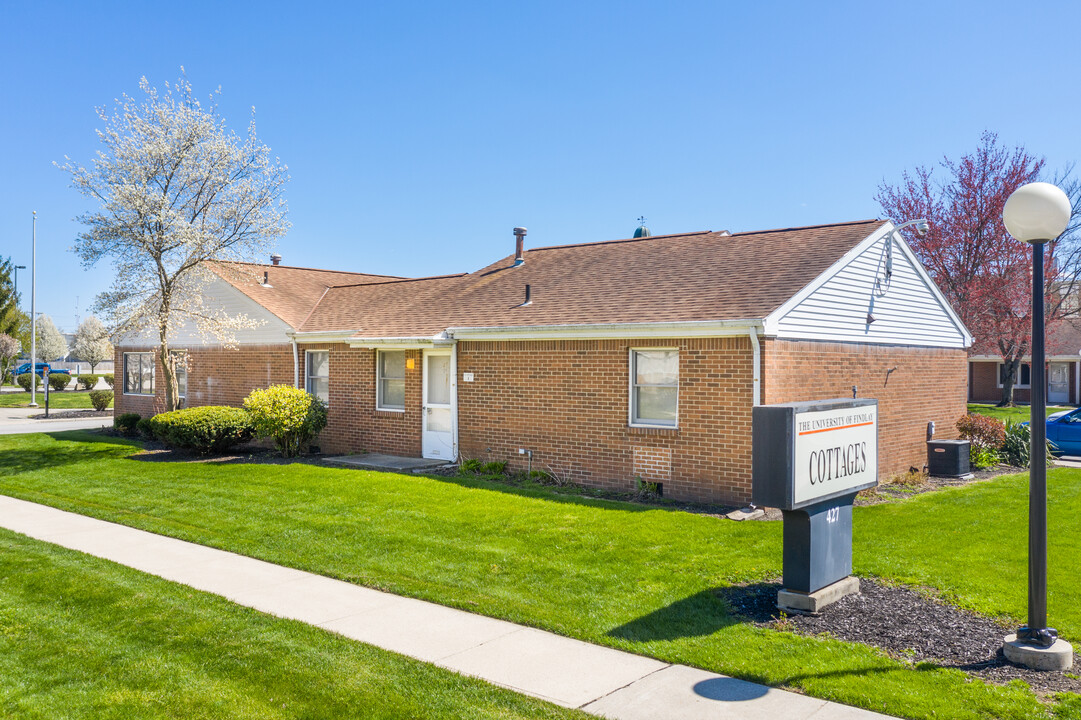 427 College St in Findlay, OH - Building Photo