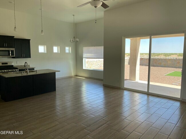 14732 John McNeely Ave in El Paso, TX - Foto de edificio - Building Photo