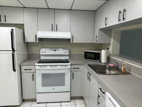 10815 SW 112th Ave in Miami, FL - Building Photo - Building Photo