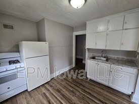 408 1/2 Locust St in Waterloo, IA - Building Photo