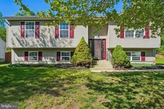 7039 Heather Dr in Bryans Road, MD - Foto de edificio - Building Photo