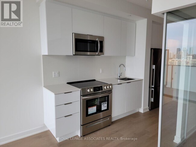 25-2425 Richmond St E in Toronto, ON - Building Photo - Building Photo