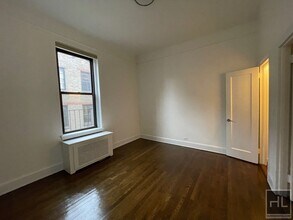 E 81st St, Unit 5A in New York, NY - Foto de edificio - Building Photo