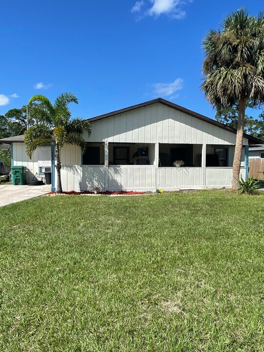 118 Admiral Cir in Sebastian, FL - Building Photo