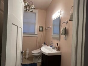 2424 Lapeyrouse St, Unit Studio apartment in New Orleans, LA - Foto de edificio - Building Photo