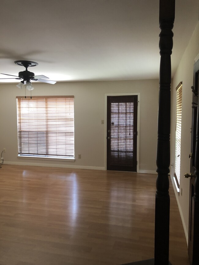 877 Carolee Cir in Biloxi, MS - Building Photo - Building Photo