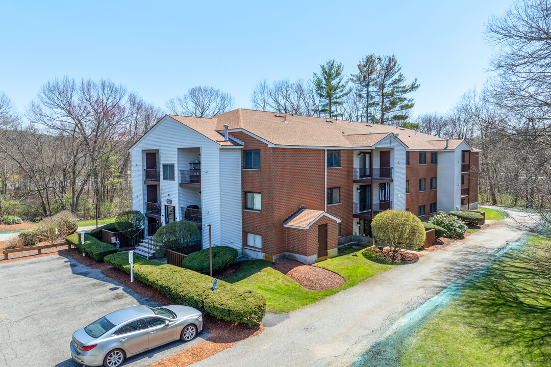 Fox Hunt Condominiums in Chelmsford, MA - Building Photo