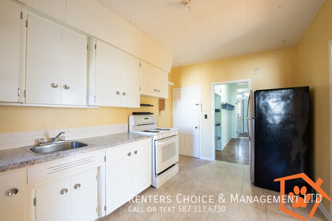 2 Bedroom Pet Friendly Main Floor, BONUS I in Lethbridge, AB - Building Photo - Building Photo