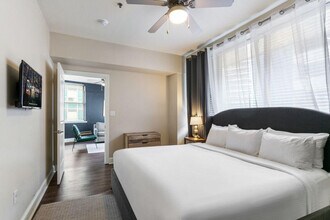 925 Common St in New Orleans, LA - Foto de edificio - Building Photo