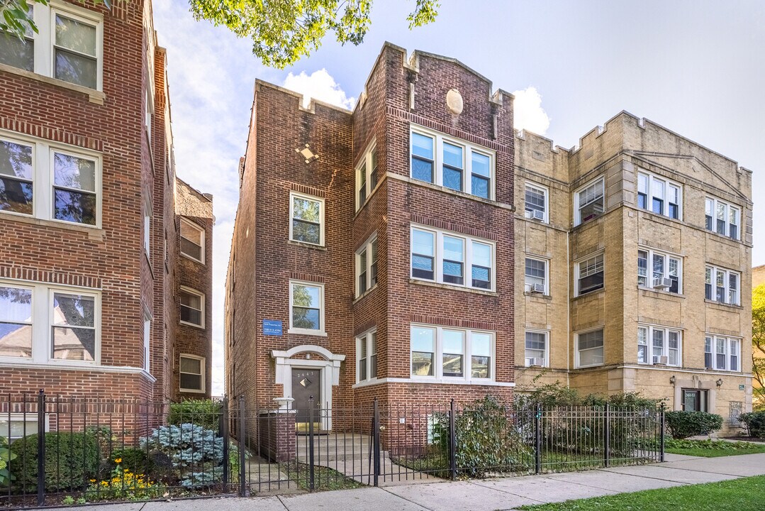 2443 W Gunnison St in Chicago, IL - Building Photo