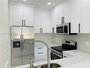 7050 NW 177th St in Hialeah, FL - Building Photo - Building Photo