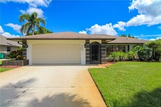 213 Bay Meadows Dr in Naples, FL - Building Photo - Building Photo