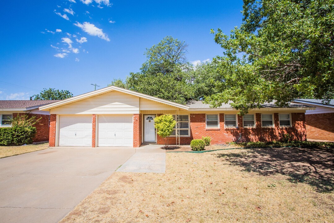 2322 54th St in Lubbock, TX - Building Photo