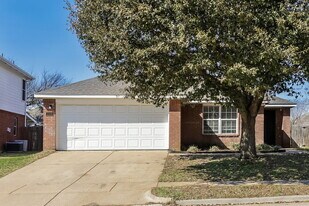 249 Heritage Dr, Unit 9 in Crowley, TX - Building Photo