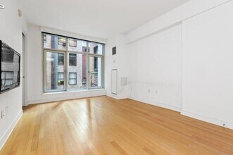 5 E 44th St in New York, NY - Building Photo - Building Photo