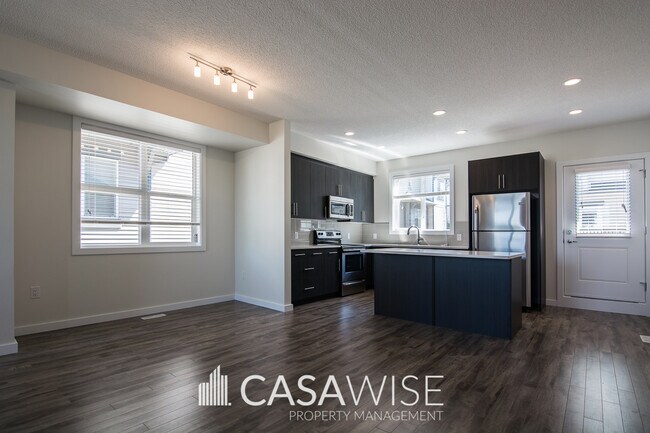 655-655 Watt Blvd SW in Edmonton, AB - Building Photo - Building Photo
