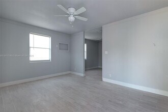 562 W 4th St in Riviera Beach, FL - Building Photo - Building Photo