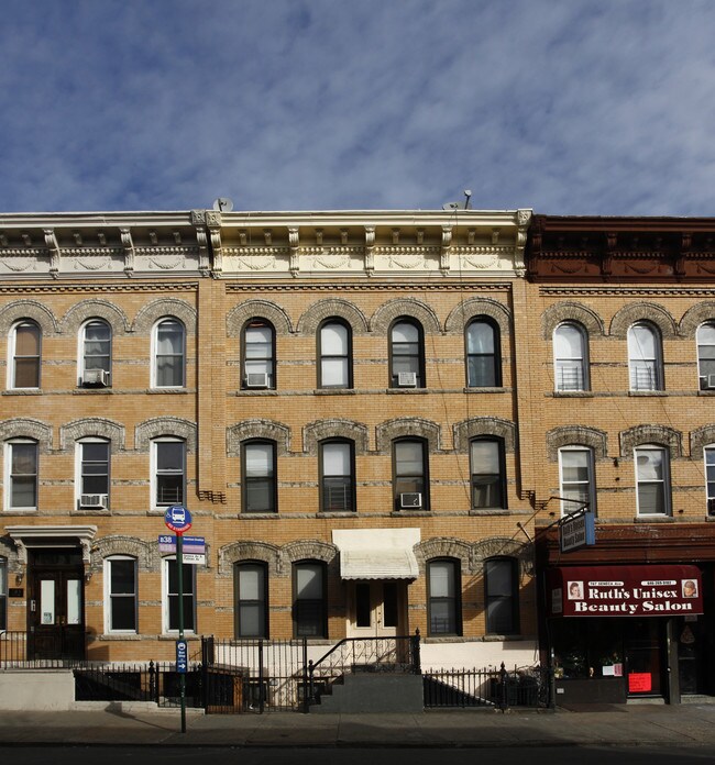 785 Seneca Ave in Flushing, NY - Foto de edificio - Building Photo
