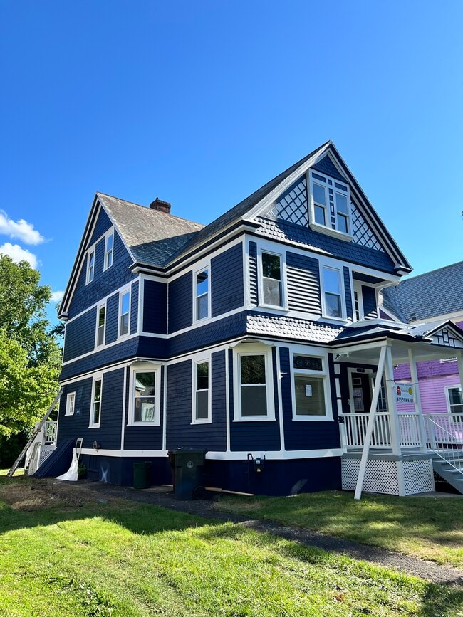 22 Woronoco Ave, Unit 2 in Westfield, MA - Building Photo - Building Photo