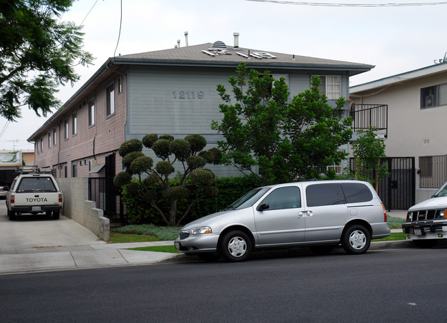 12119 Grevillea Ave in Hawthorne, CA - Building Photo - Building Photo